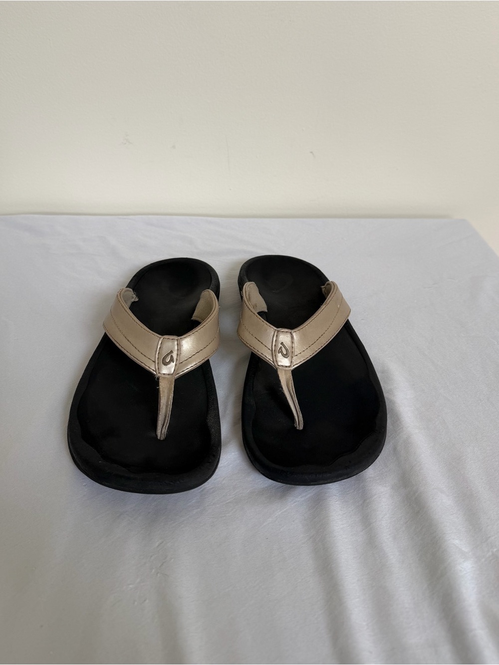 Olukai Ohana Womens Beach Sandals Gold and Black Size 8 Womens